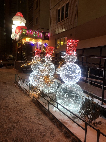 Праздничные украшения домов по улице Мартынова 31, 21